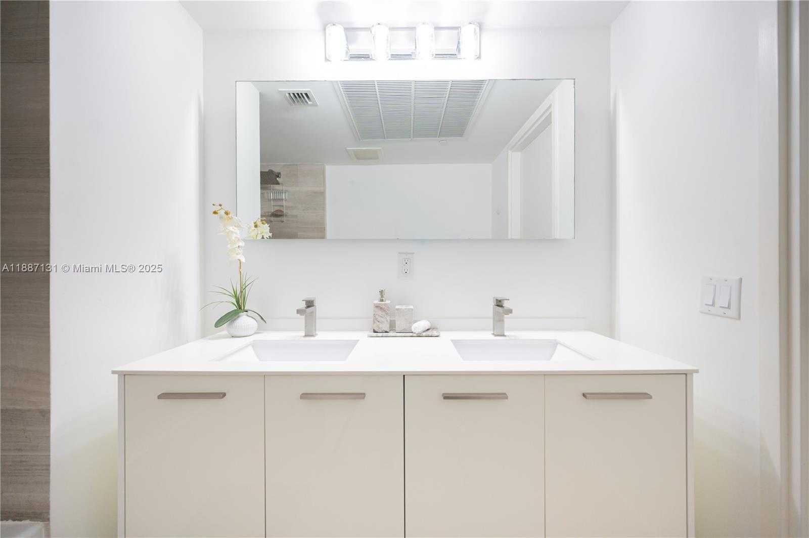Small Image of 1300 BRICKELL BAY DR #1601, Miami Number 16