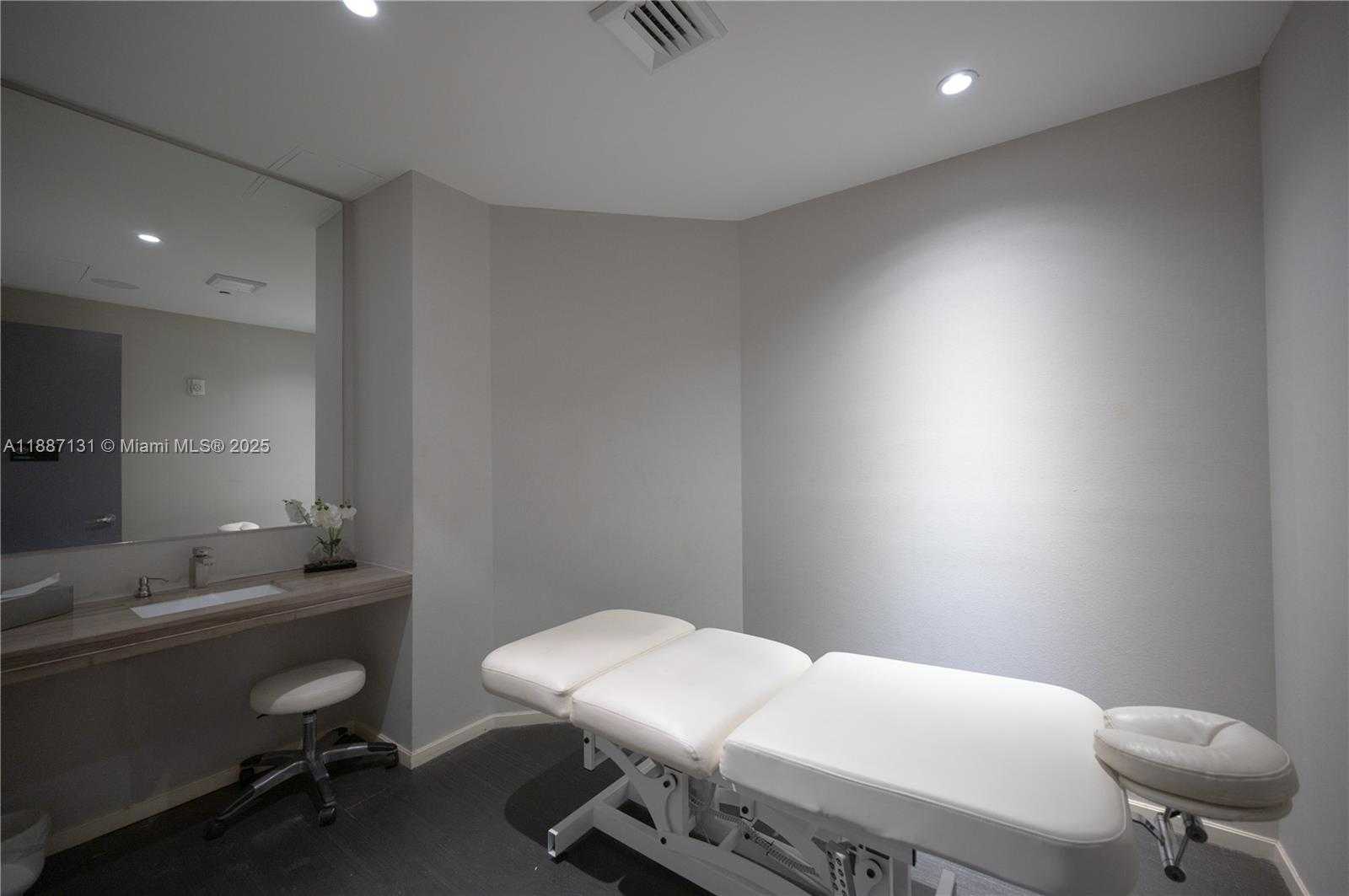 Small Image of 1300 BRICKELL BAY DR #1601, Miami Number 34