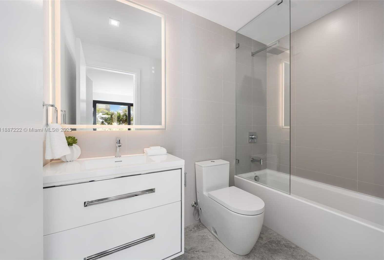 Small Image of 202 SUNRISE DR #202C, Key Biscayne Number 22