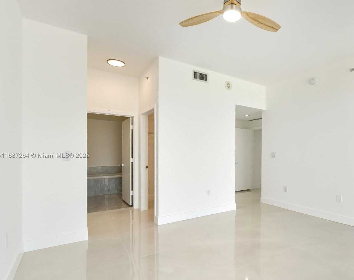 Small Image of 244 BISCAYNE BLVD #4404, Miami Number 16
