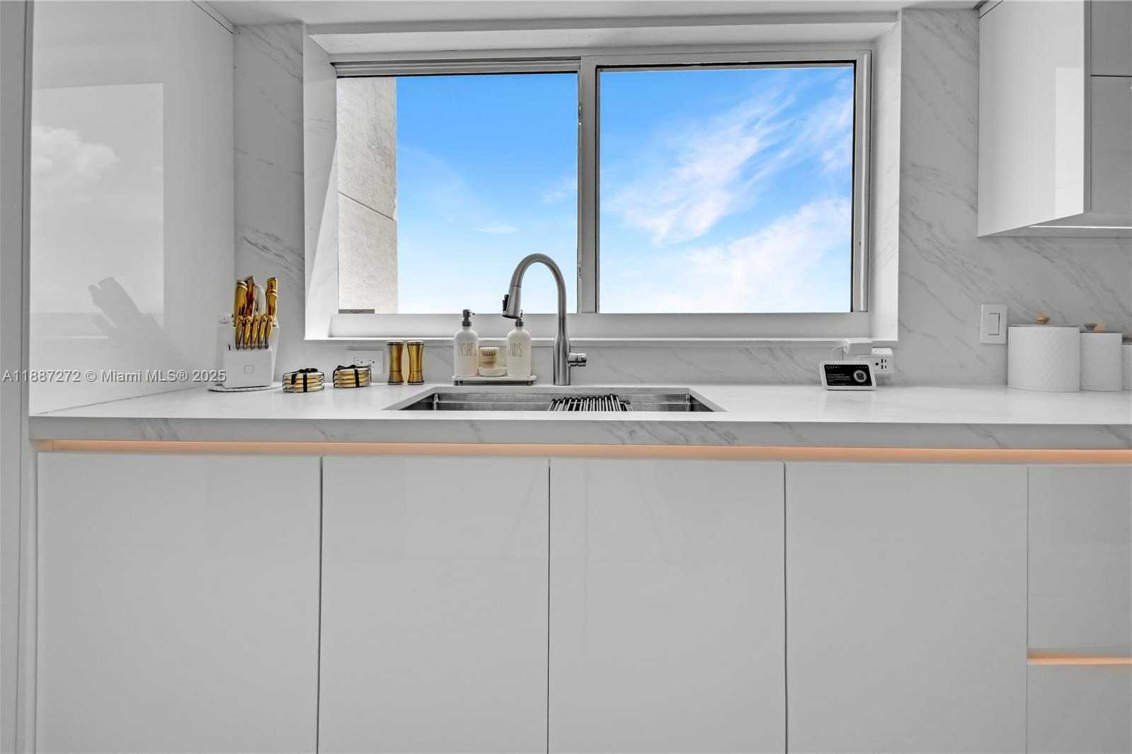 Small Image of 1800 NORTH BAYSHORE DR #2201, Miami Number 14