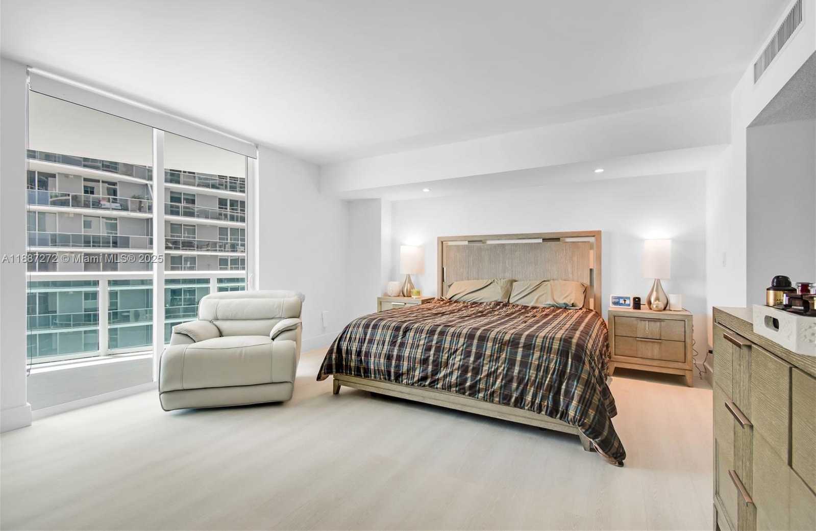 Small Image of 1800 NORTH BAYSHORE DR #2201, Miami Number 18