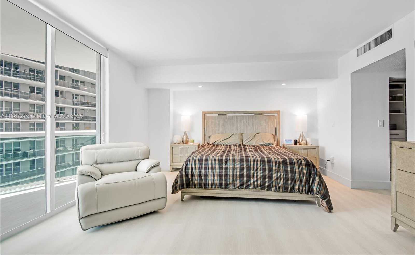 Small Image of 1800 NORTH BAYSHORE DR #2201, Miami Number 24
