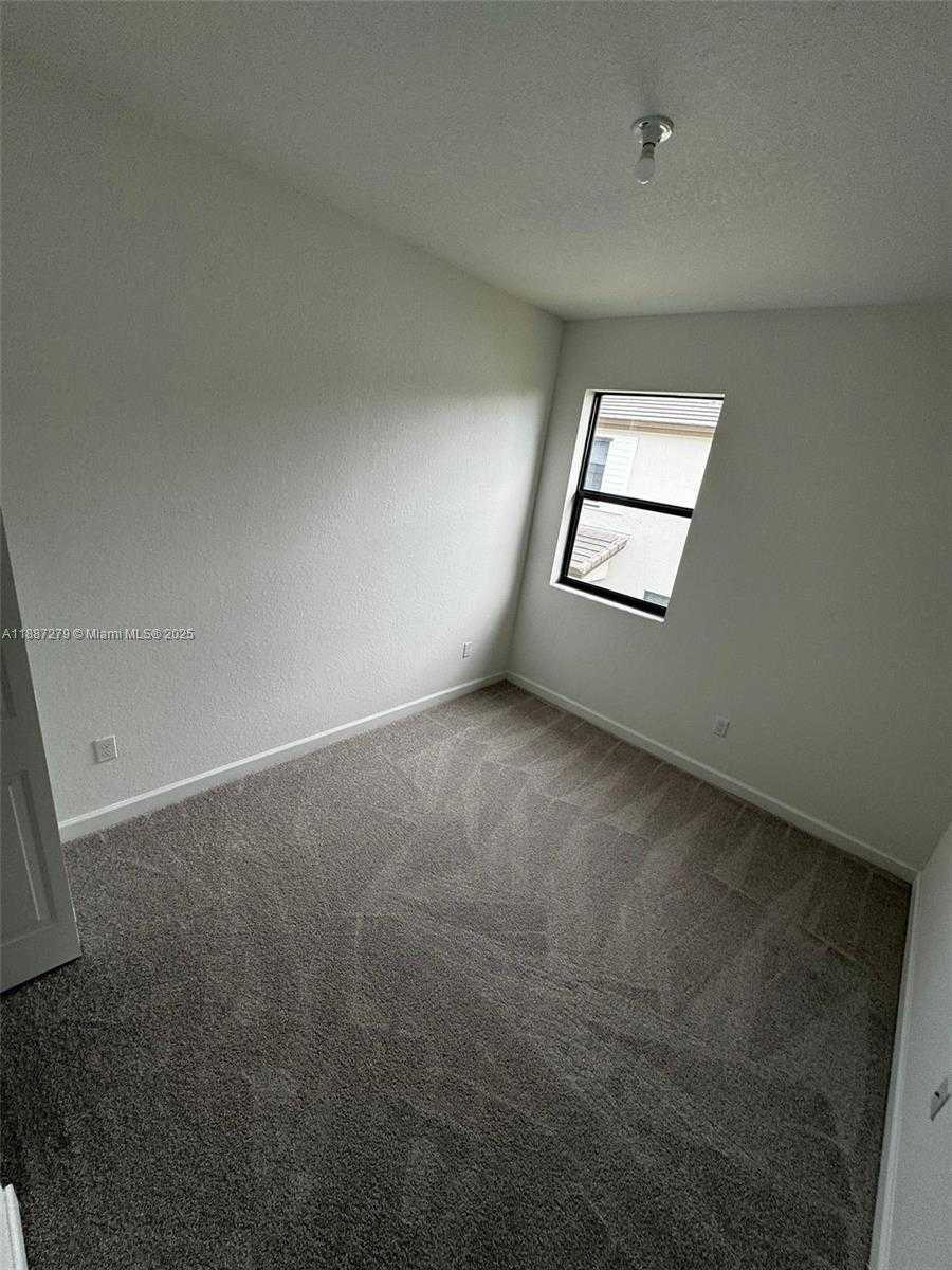 Small Image of Pembroke Pines Number 27