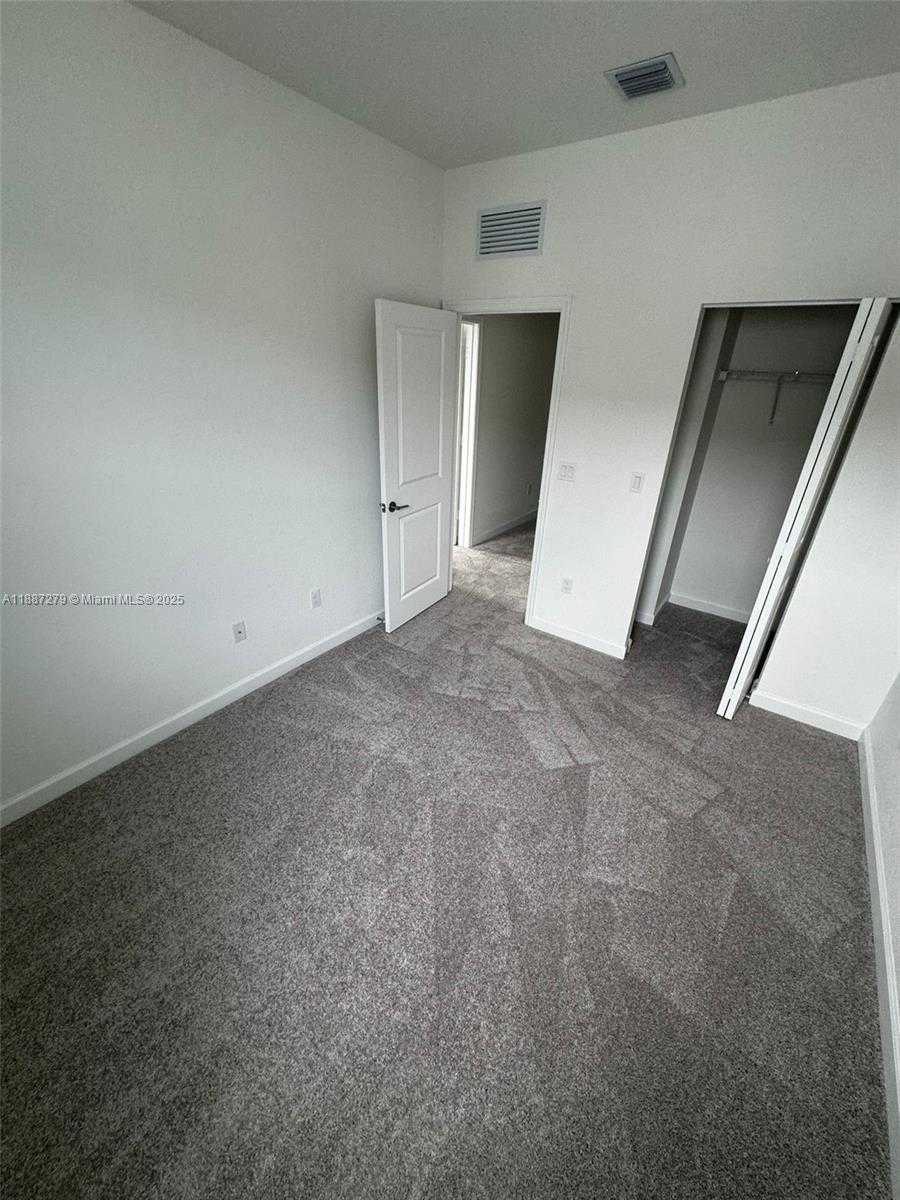 Small Image of Pembroke Pines Number 28