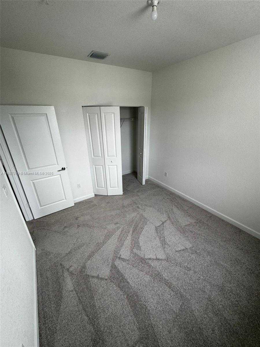 Small Image of Pembroke Pines Number 33