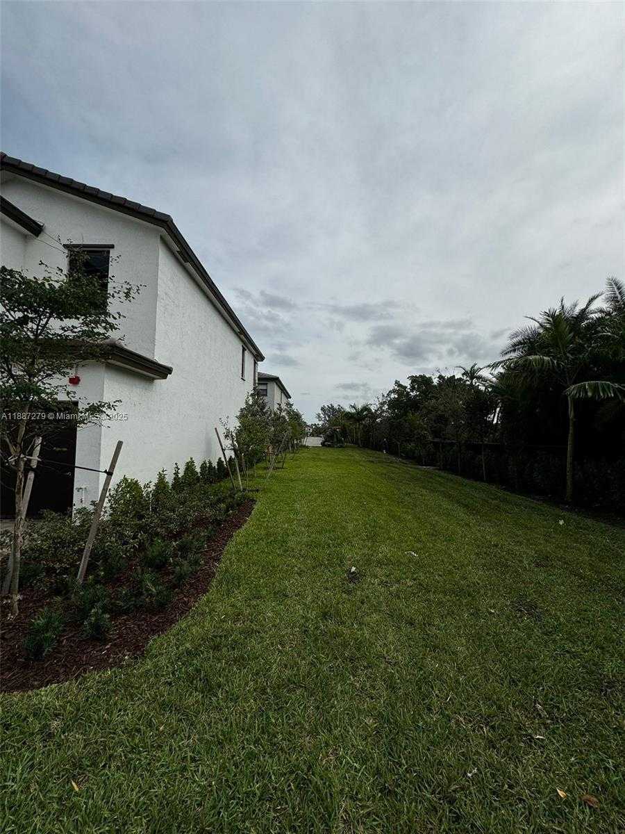 Small Image of Pembroke Pines Number 36