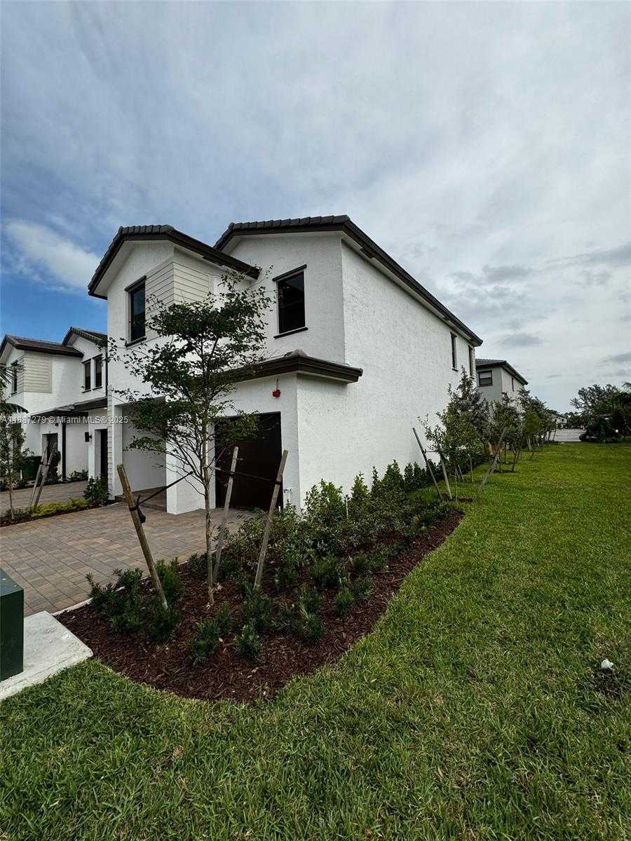 Small Image of Pembroke Pines Number 37