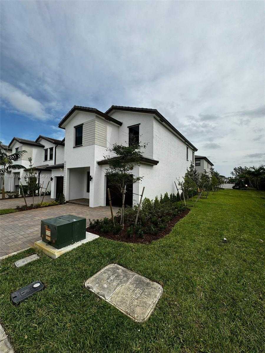Small Image of Pembroke Pines Number 38
