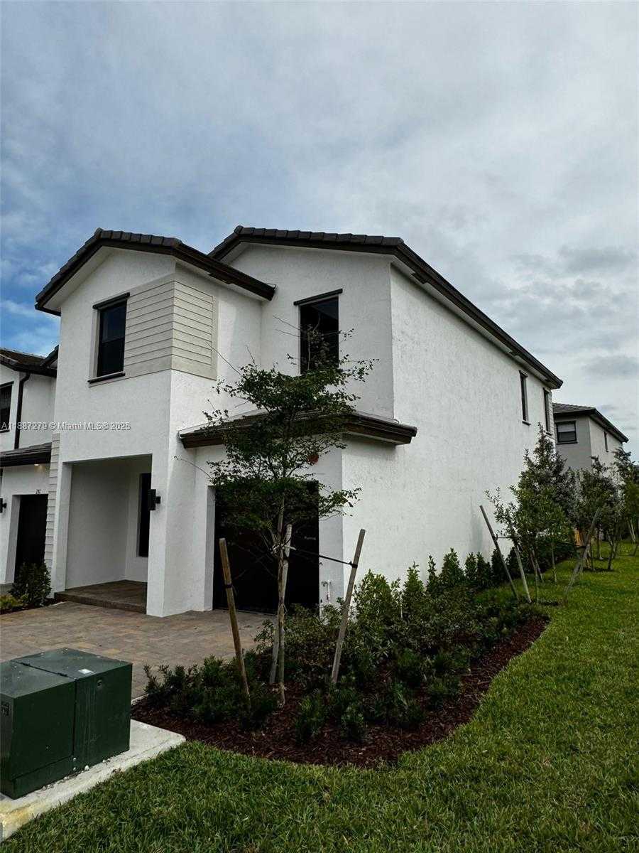 Small Image of Pembroke Pines Number 39