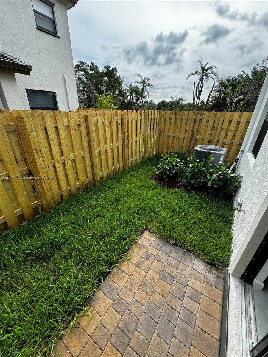 Small Image of Pembroke Pines Number 8