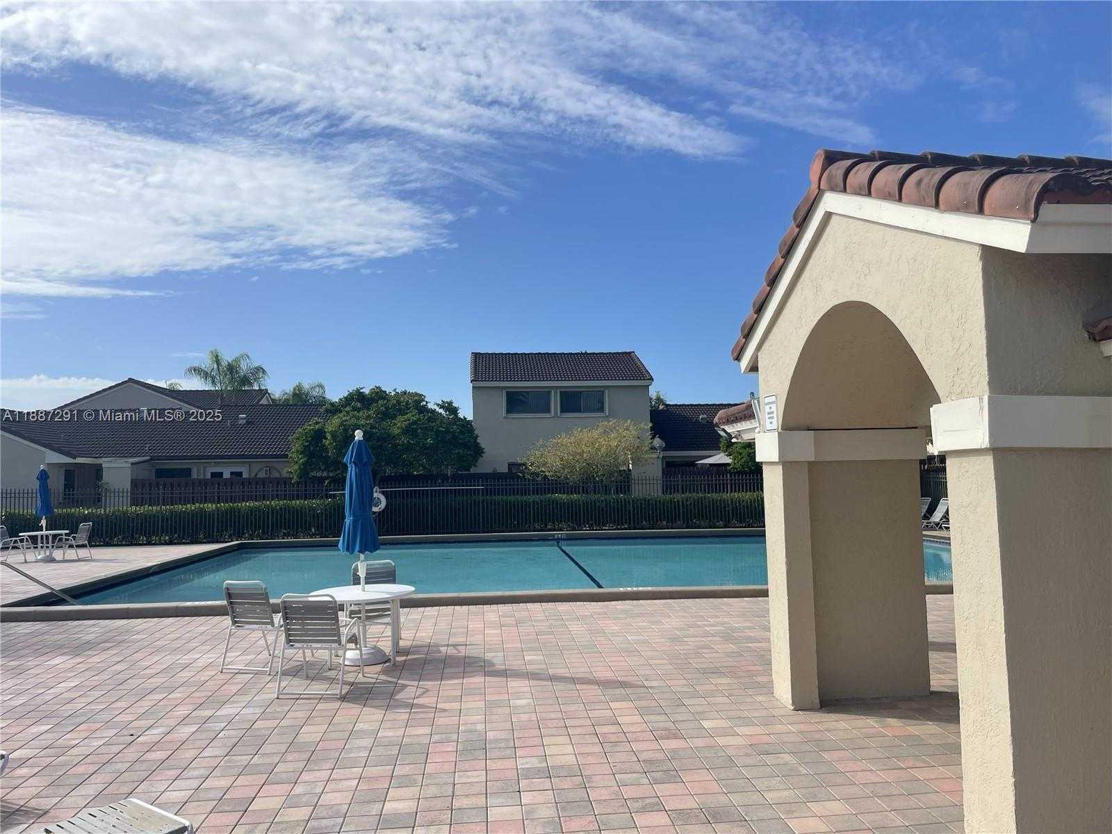 Small Image of 17270 NORTH WEST 60TH CT, Hialeah Number 2