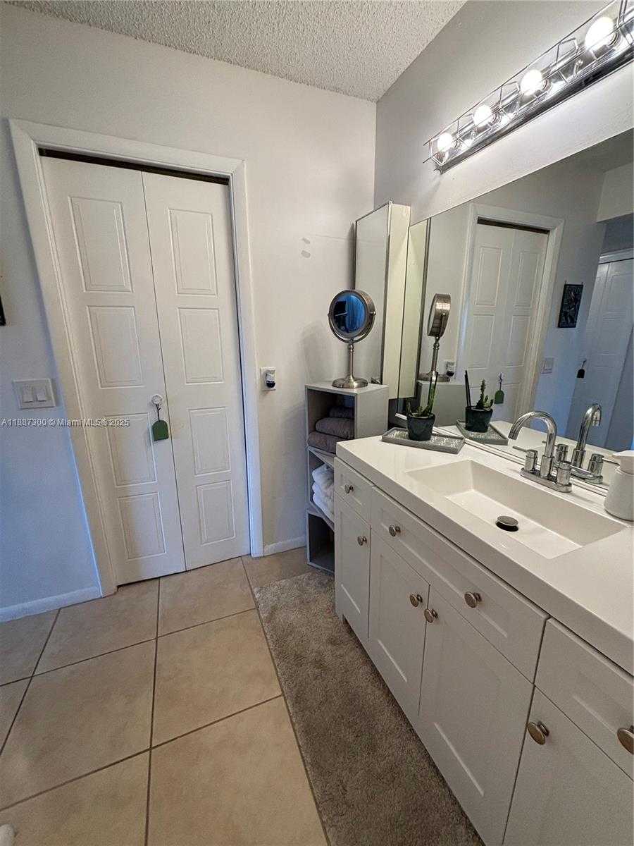 Small Image of 310 LAKEVIEW DR #201, Weston Number 10