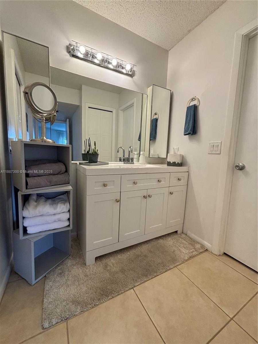 Small Image of 310 LAKEVIEW DR #201, Weston Number 11