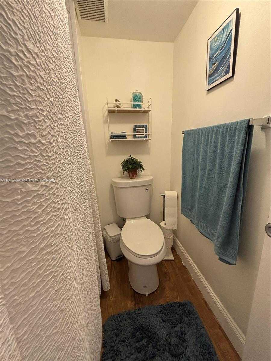Small Image of 310 LAKEVIEW DR #201, Weston Number 12