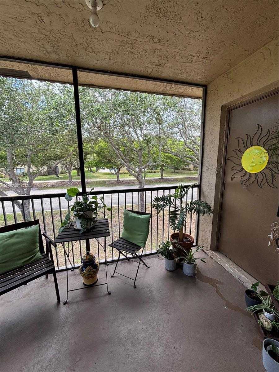 Small Image of 310 LAKEVIEW DR #201, Weston Number 2