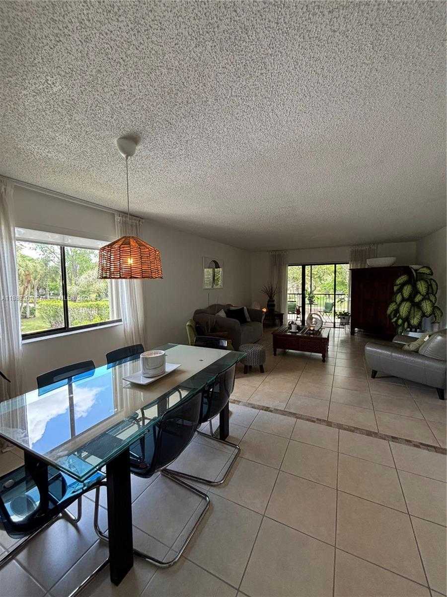 Small Image of 310 LAKEVIEW DR #201, Weston Number 3