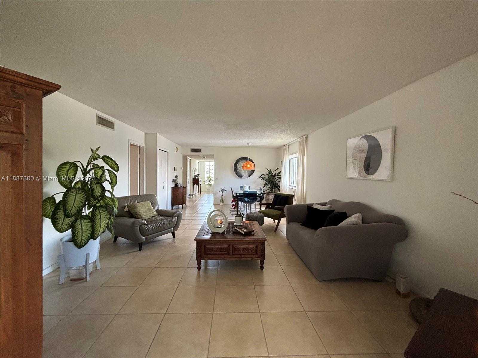 Small Image of 310 LAKEVIEW DR #201, Weston Number 4