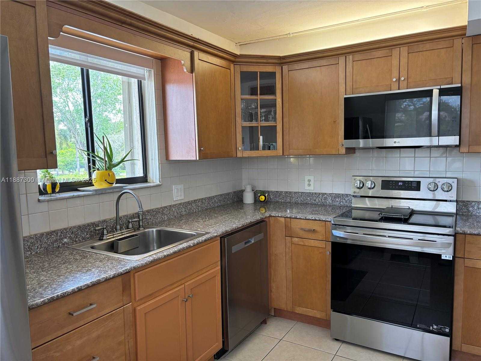 Small Image of 310 LAKEVIEW DR #201, Weston Number 6