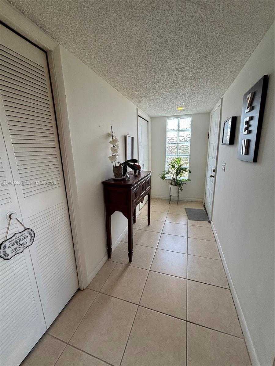 Small Image of 310 LAKEVIEW DR #201, Weston Number 7