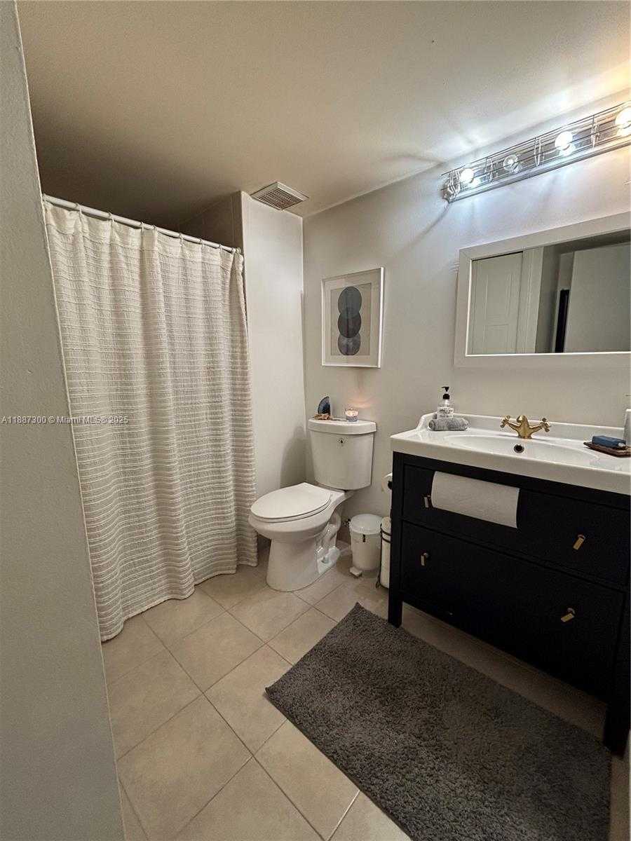 Small Image of 310 LAKEVIEW DR #201, Weston Number 9