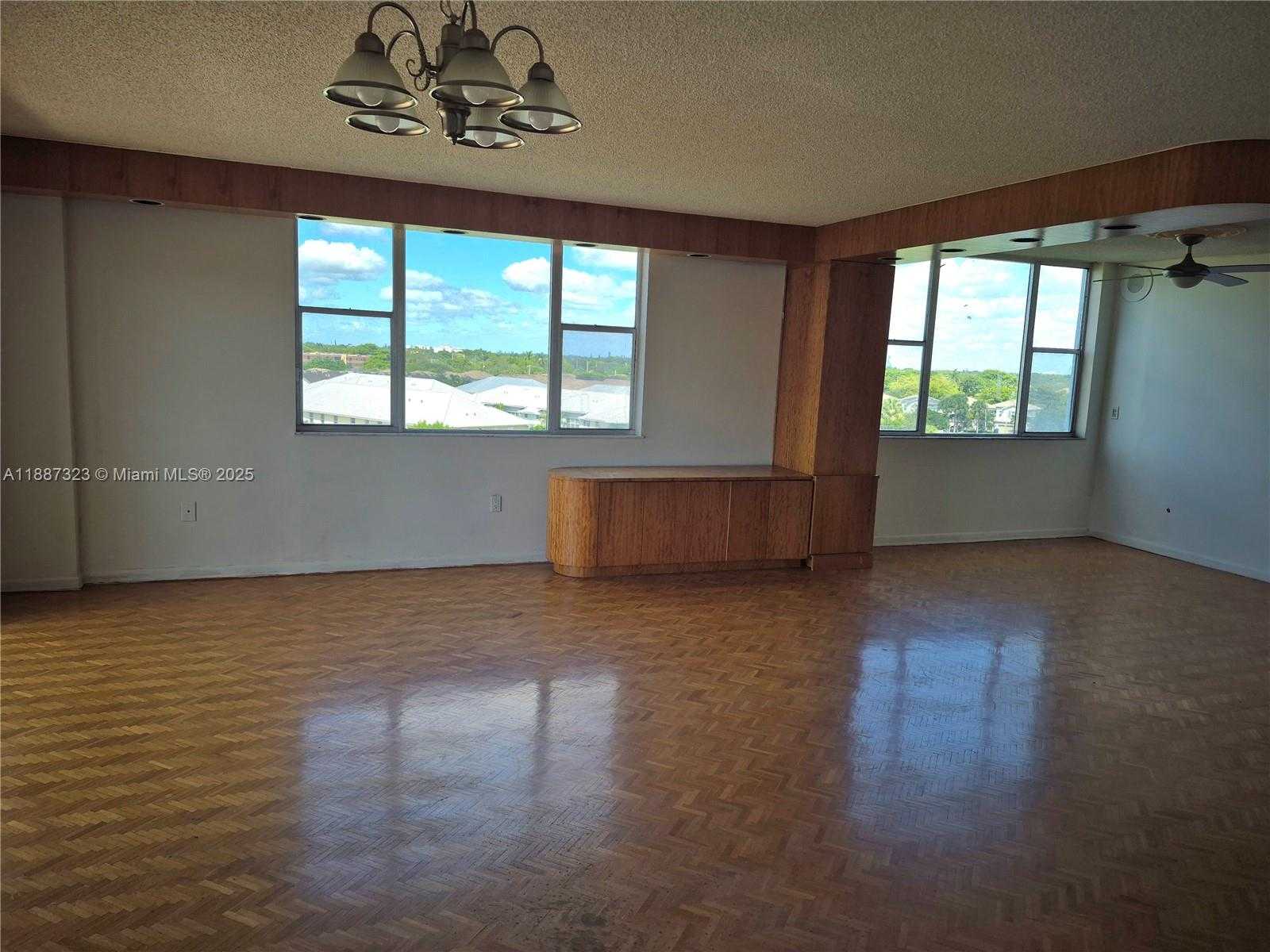 Small Image of 4001 HILLCREST DR #602-4, Hollywood Number 3