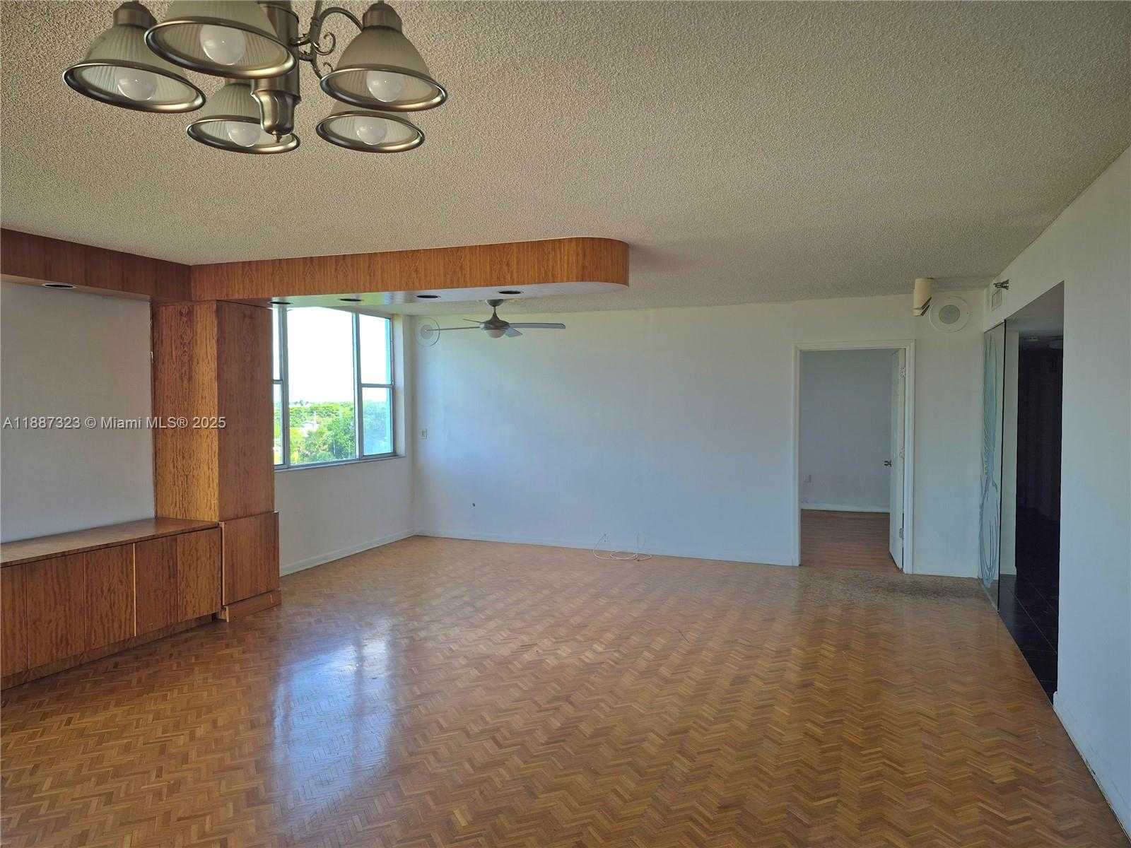 Small Image of 4001 HILLCREST DR #602-4, Hollywood Number 4