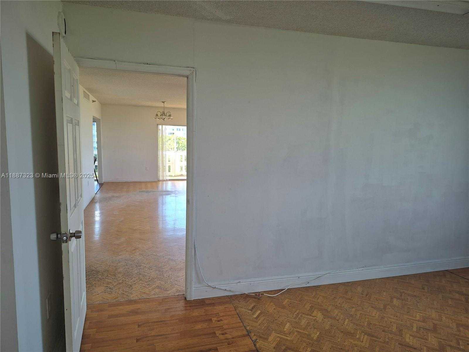 Small Image of 4001 HILLCREST DR #602-4, Hollywood Number 8