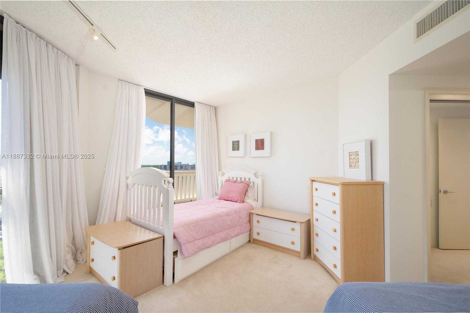 Small Image of 2000 ISLAND BLVD #1002, Aventura Number 16