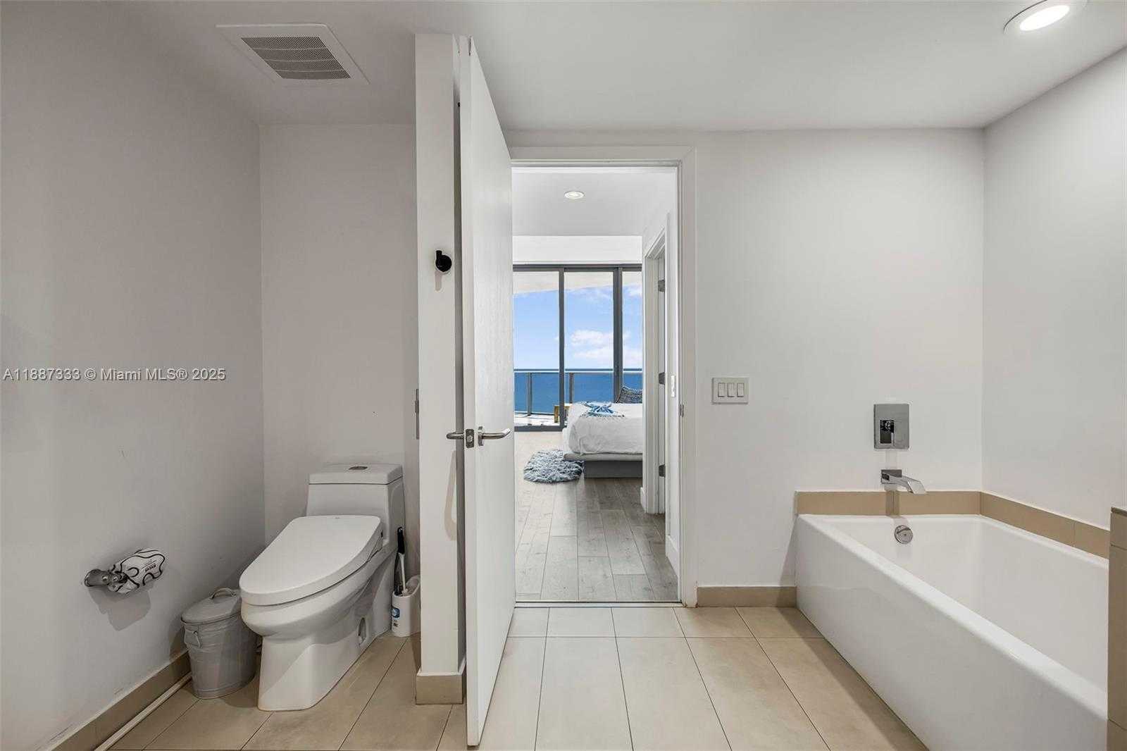 Small Image of 4111 SOUTH OCEAN DR #LPH1, Hollywood Number 3