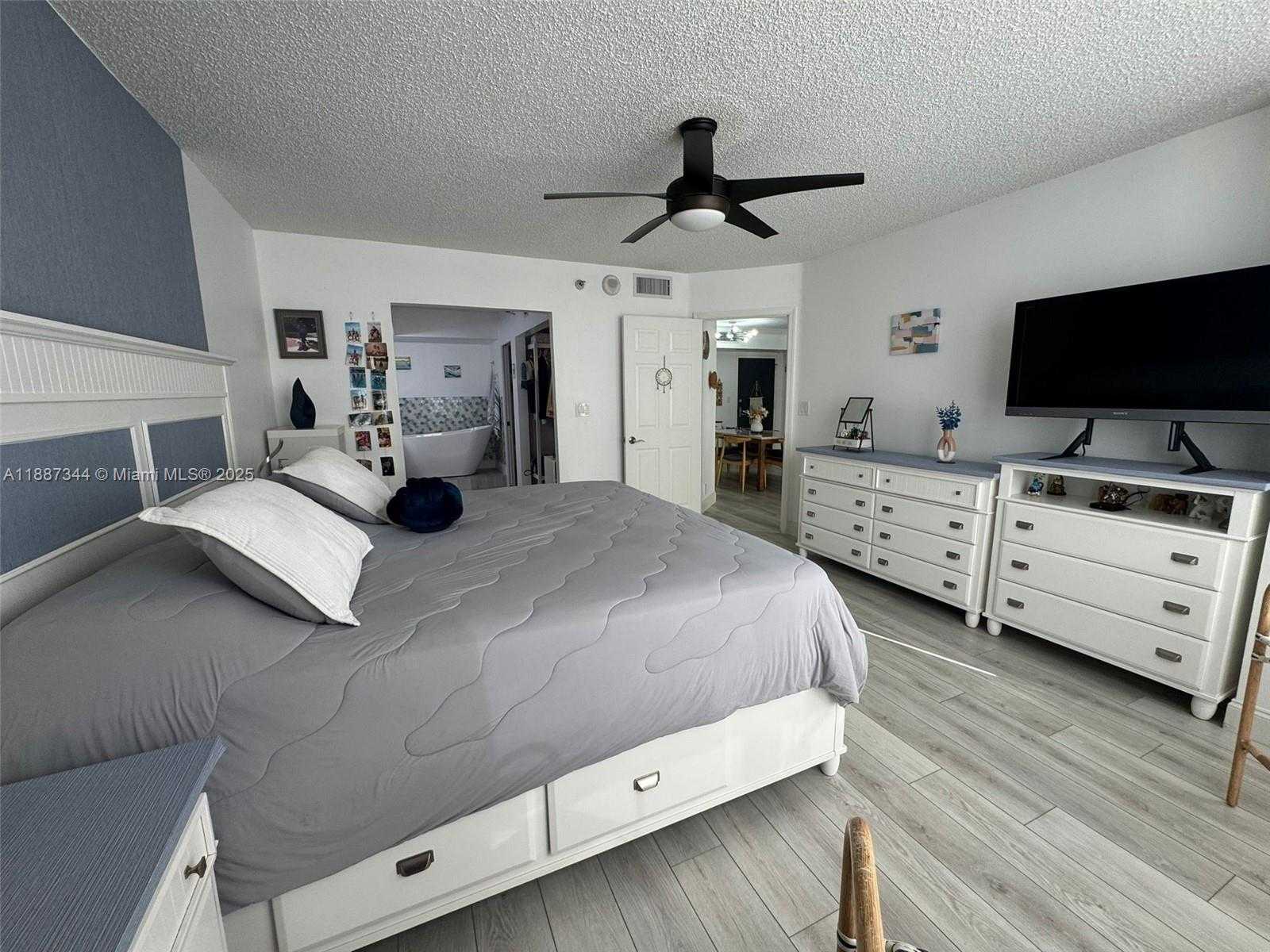 Small Image of 3530 MYSTIC POINTE DR #2403, Aventura Number 6
