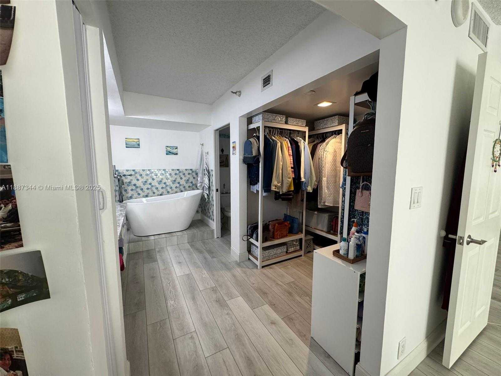 Small Image of 3530 MYSTIC POINTE DR #2403, Aventura Number 7