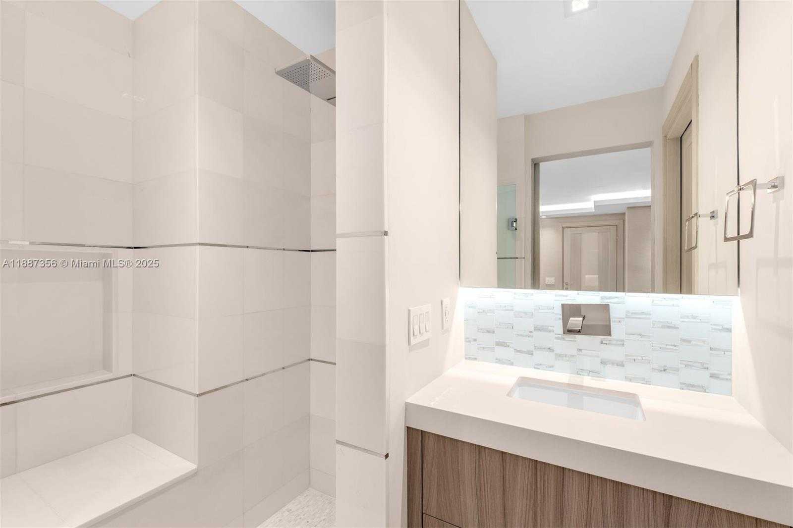 Small Image of 17301 BISCAYNE BLVD #PH-7, North Miami Beach Number 30