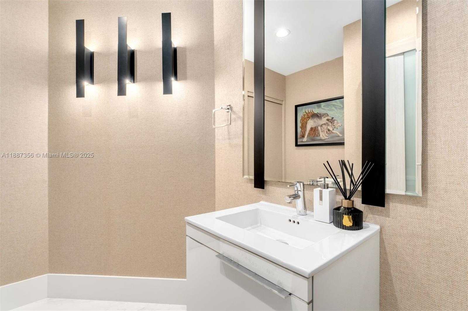 Small Image of 17301 BISCAYNE BLVD #PH-7, North Miami Beach Number 31