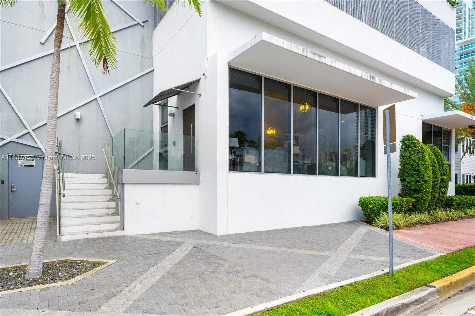 Small Image of 801 SOUTH POINTE DRIVE #TH102, Miami Beach Number 2