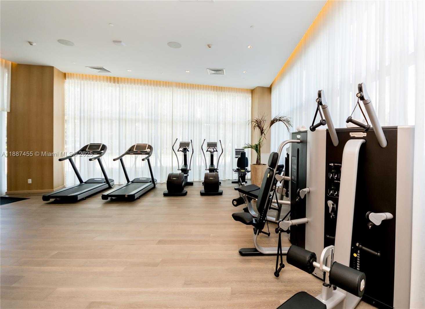 Small Image of 801 SOUTH POINTE DRIVE #TH102, Miami Beach Number 20
