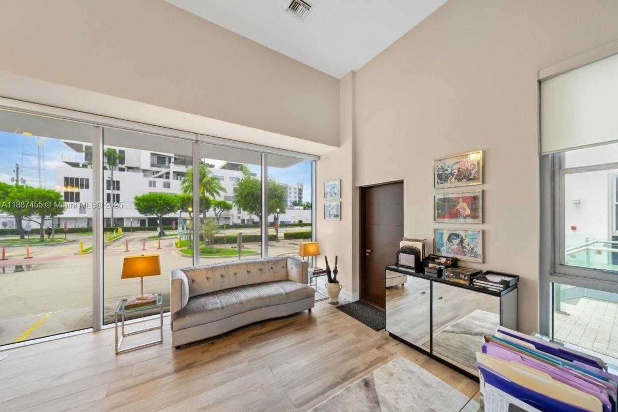 Small Image of 801 SOUTH POINTE DRIVE #TH102, Miami Beach Number 4