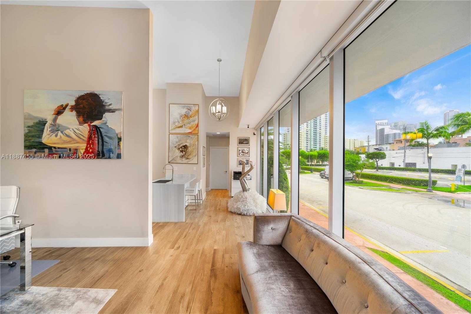 Small Image of 801 SOUTH POINTE DRIVE #TH102, Miami Beach Number 5