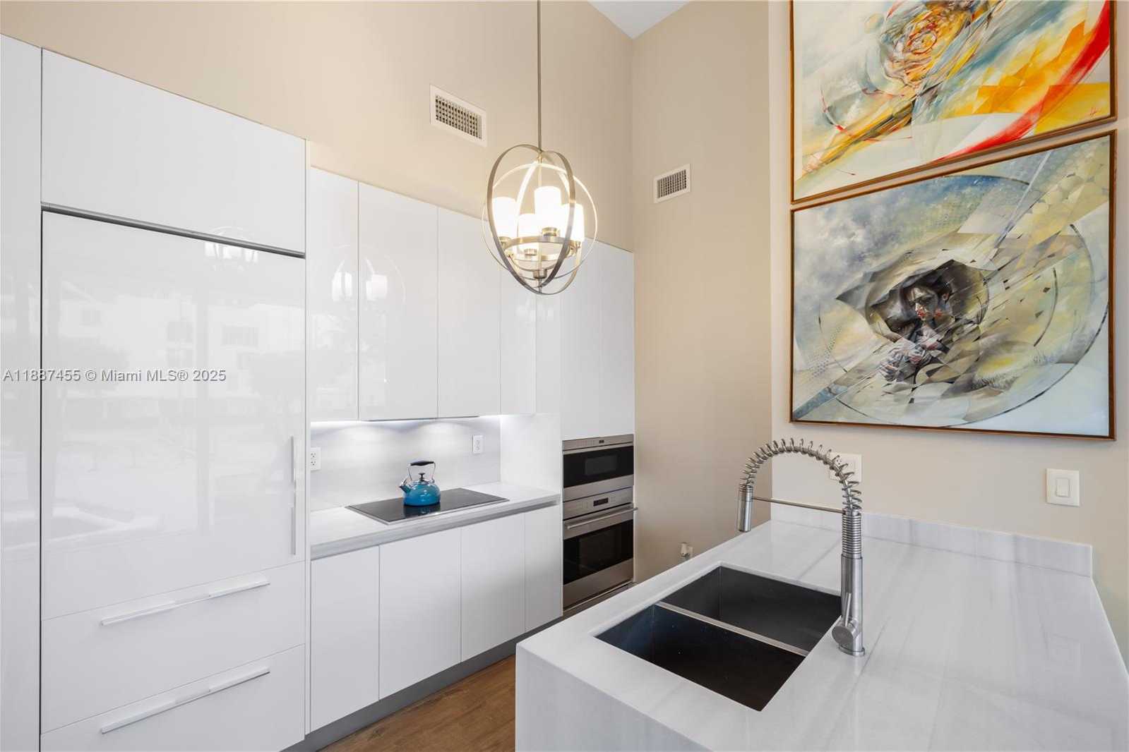 Small Image of 801 SOUTH POINTE DRIVE #TH102, Miami Beach Number 7