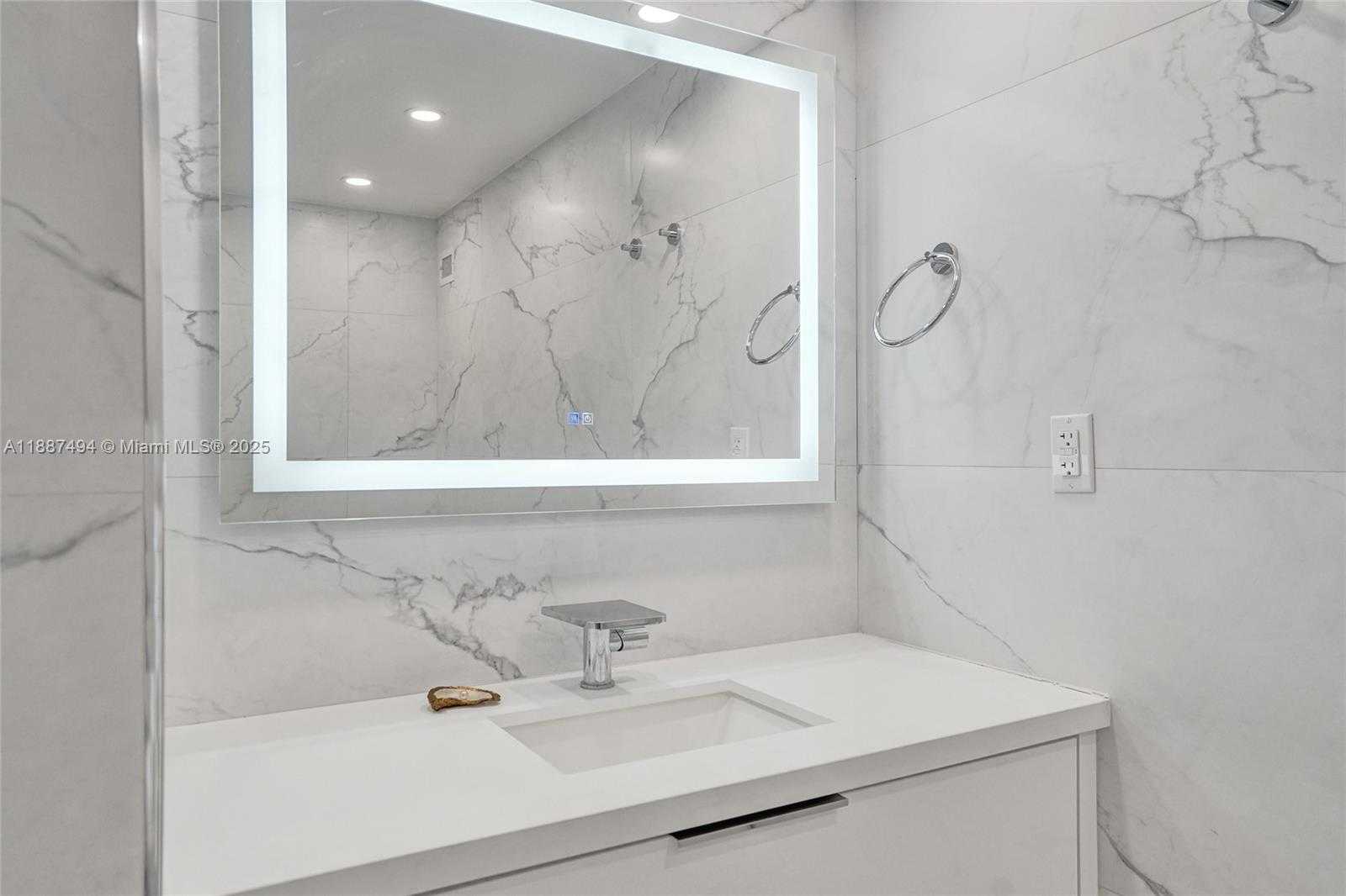 Small Image of 5700 COLLINS AVE #12E, Miami Beach Number 25