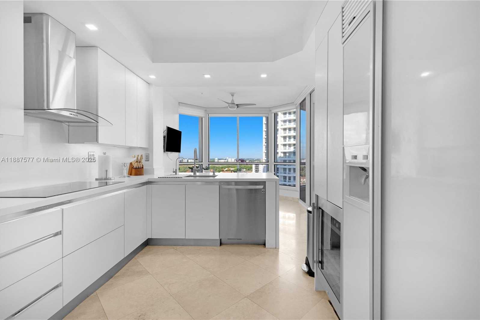 Small Image of 21150 POINT PL #1905, Aventura Number 18