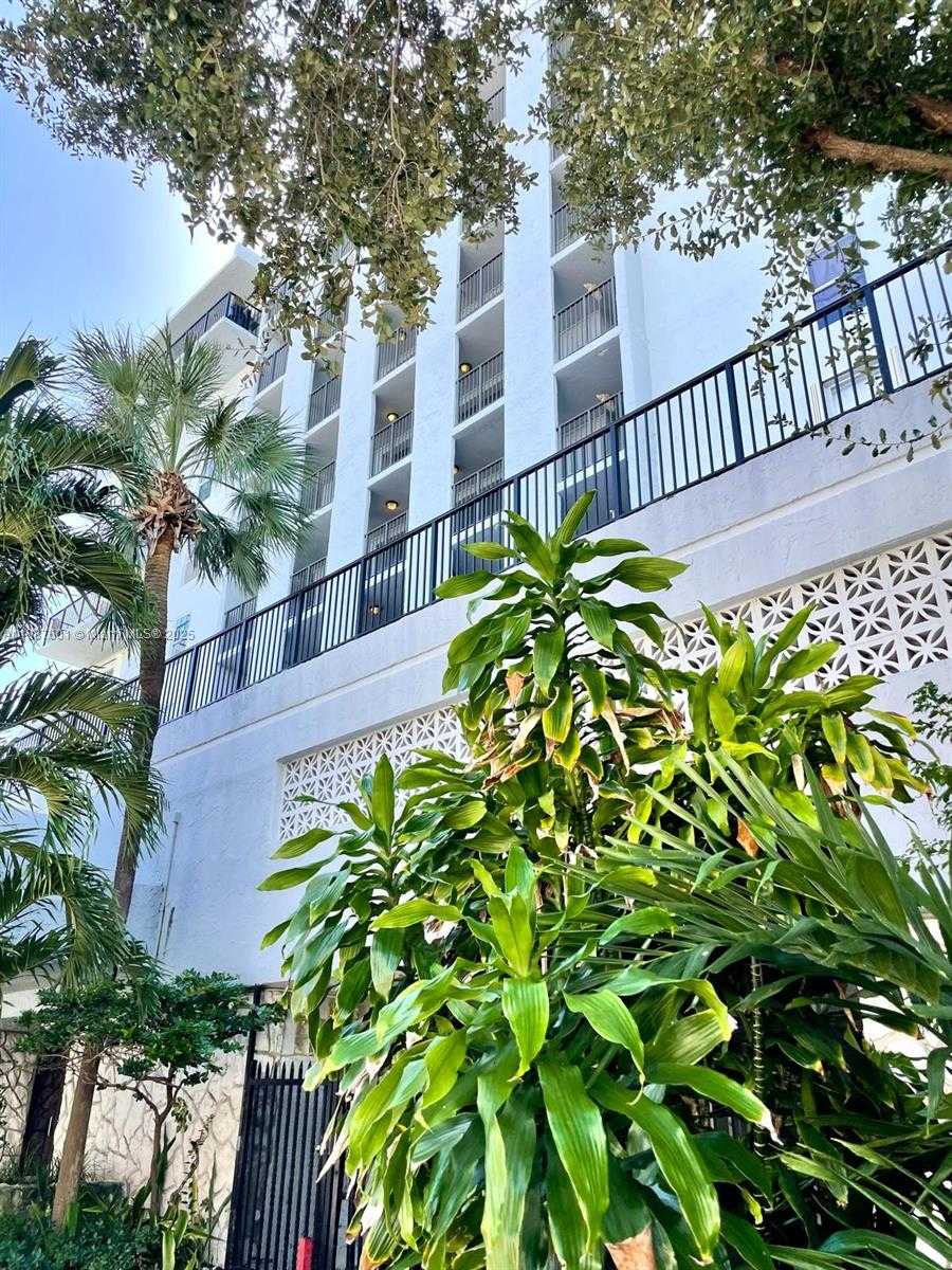 Small Image of 899 WEST AVE #5C, Miami Beach Number 2