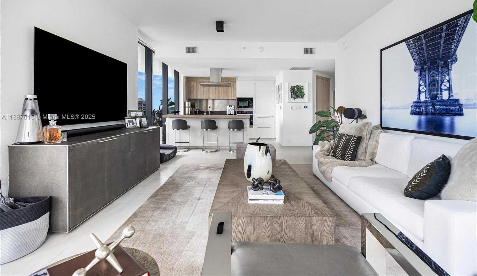 Small Image of 1000 BRICKELL PLZ #4315, Miami Number 3