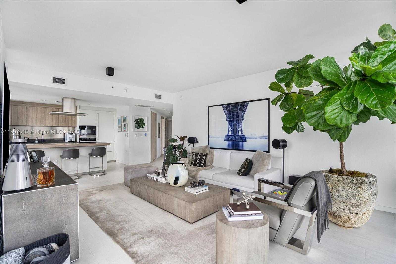 Small Image of 1000 BRICKELL PLZ #4315, Miami Number 4