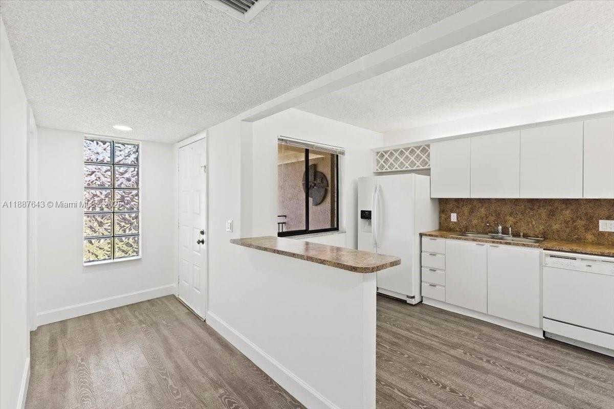 Small Image of 302 LAKEVIEW DR #203, Weston Number 11