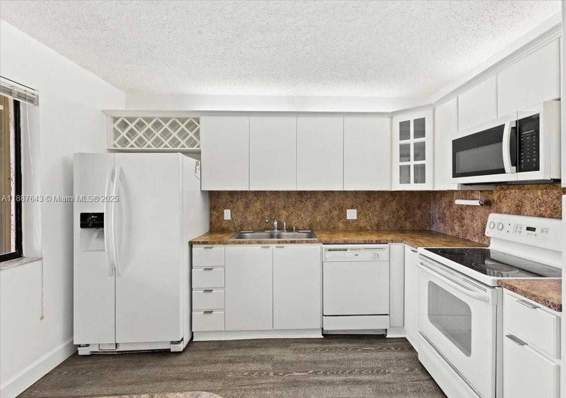 Small Image of 302 LAKEVIEW DR #203, Weston Number 12