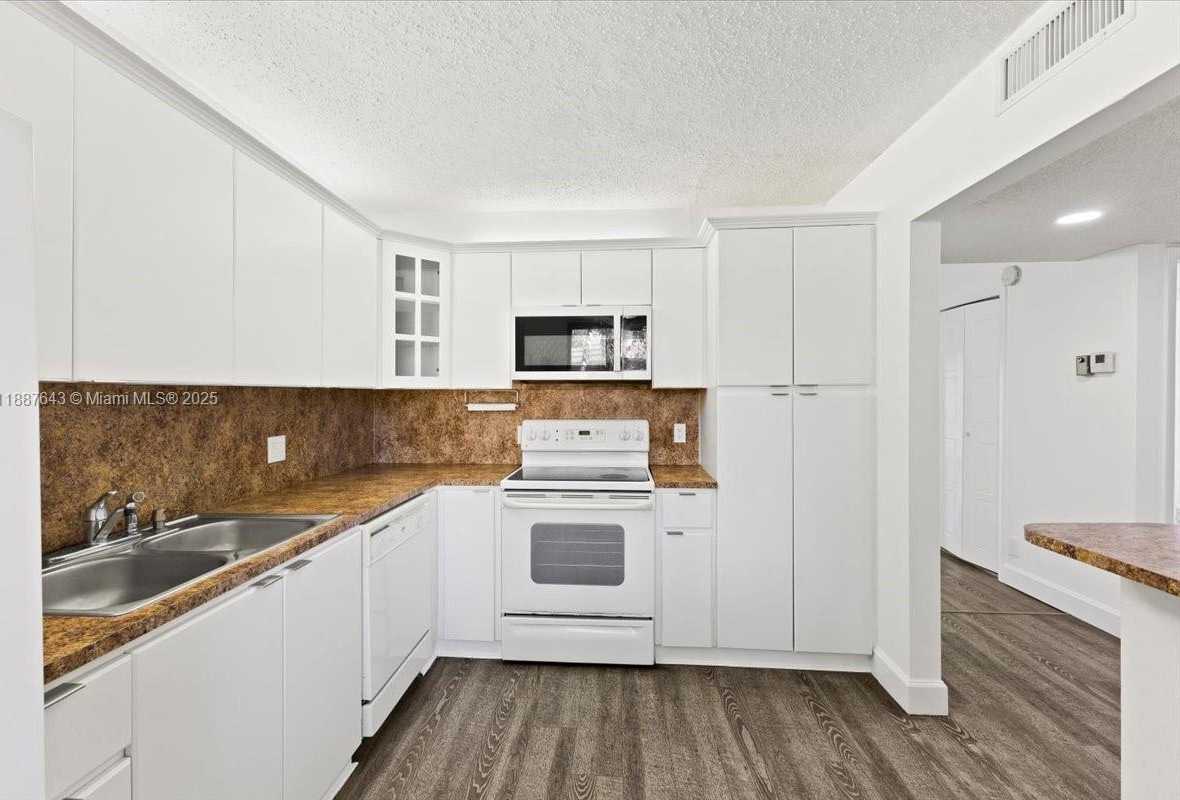 Small Image of 302 LAKEVIEW DR #203, Weston Number 13