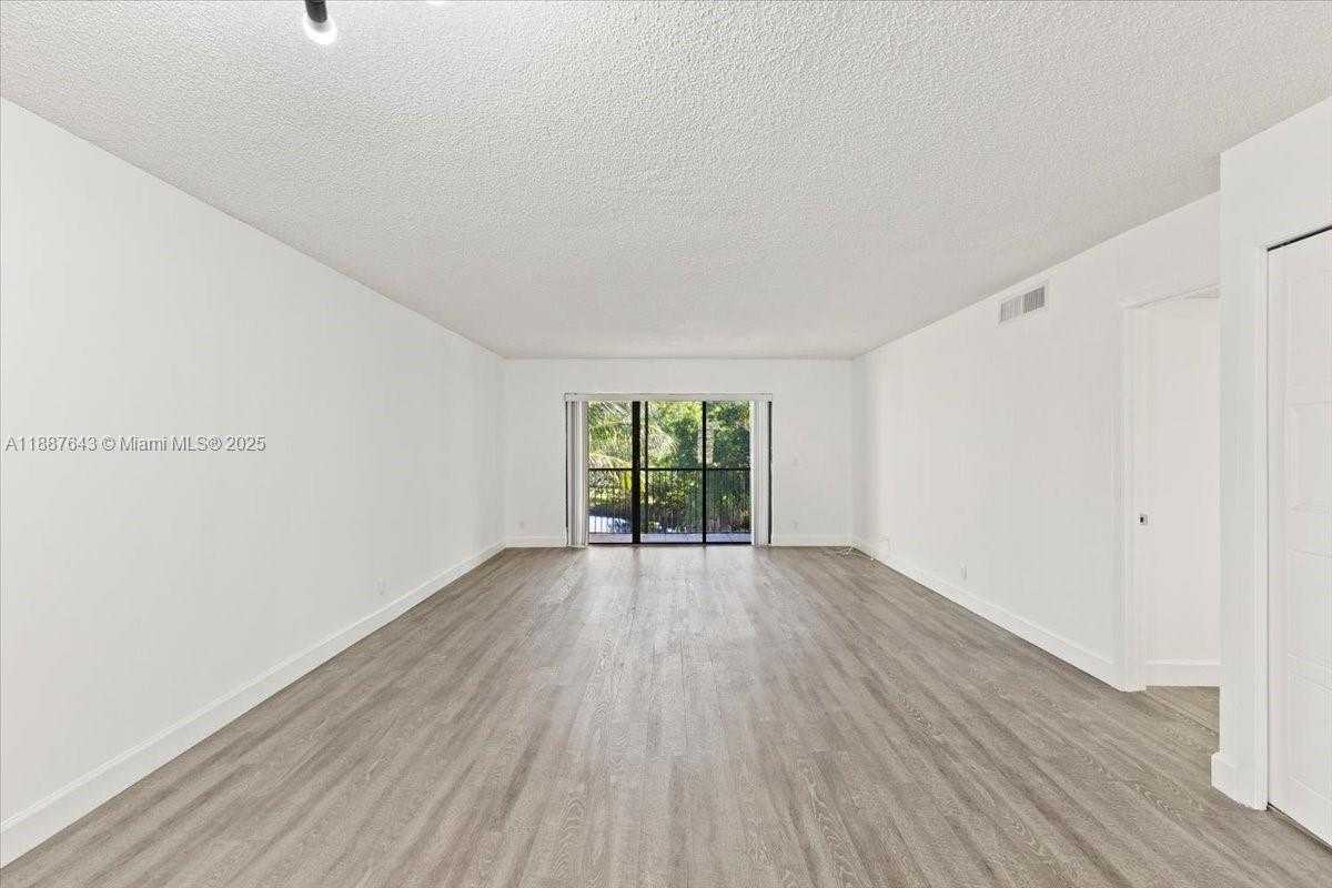 Small Image of 302 LAKEVIEW DR #203, Weston Number 15