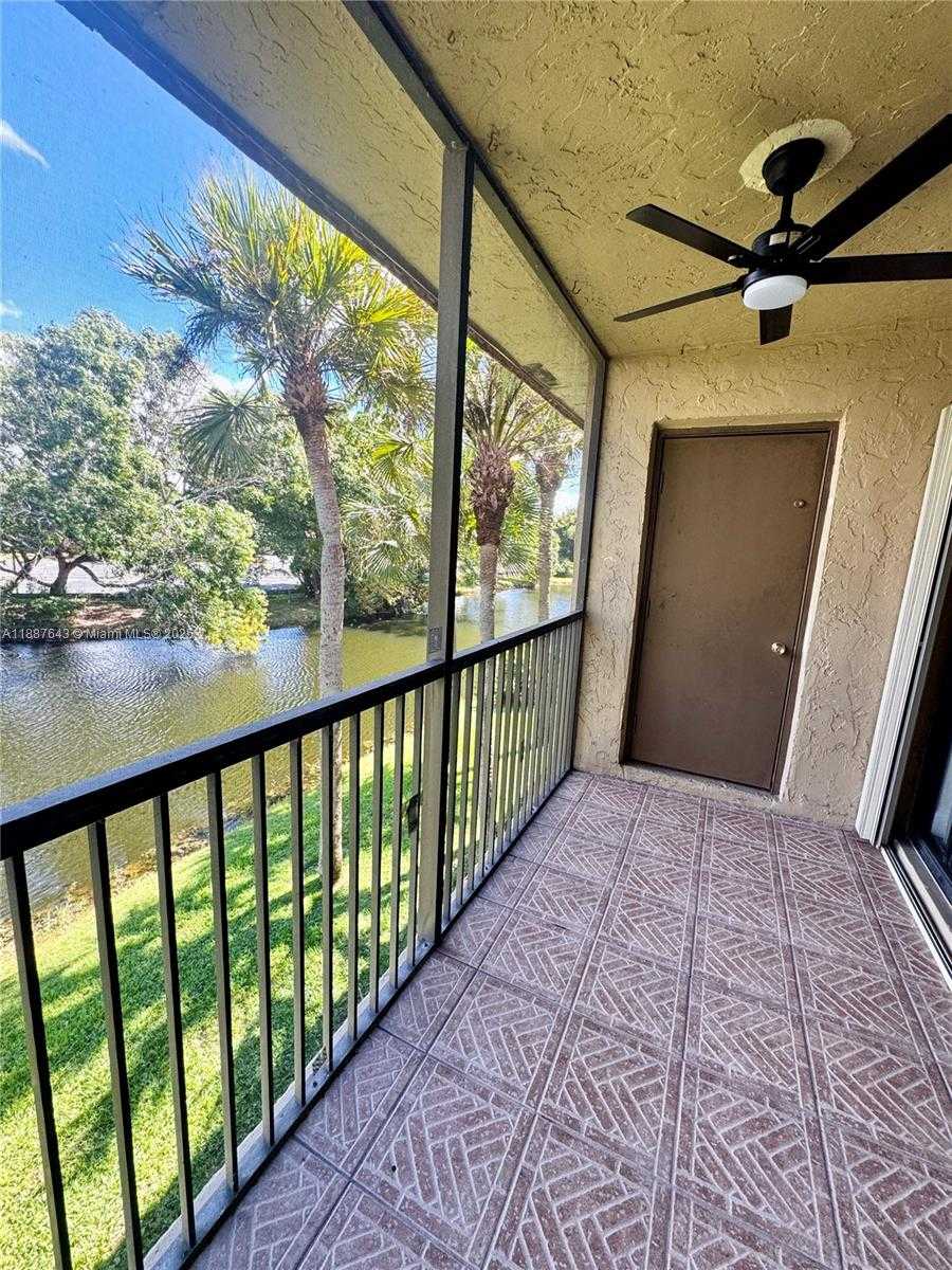 Small Image of 302 LAKEVIEW DR #203, Weston Number 2