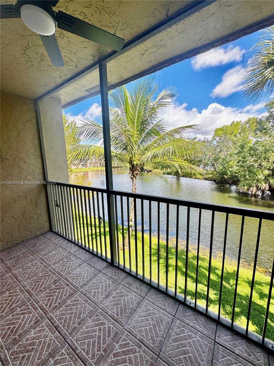 Small Image of 302 LAKEVIEW DR #203, Weston Number 3